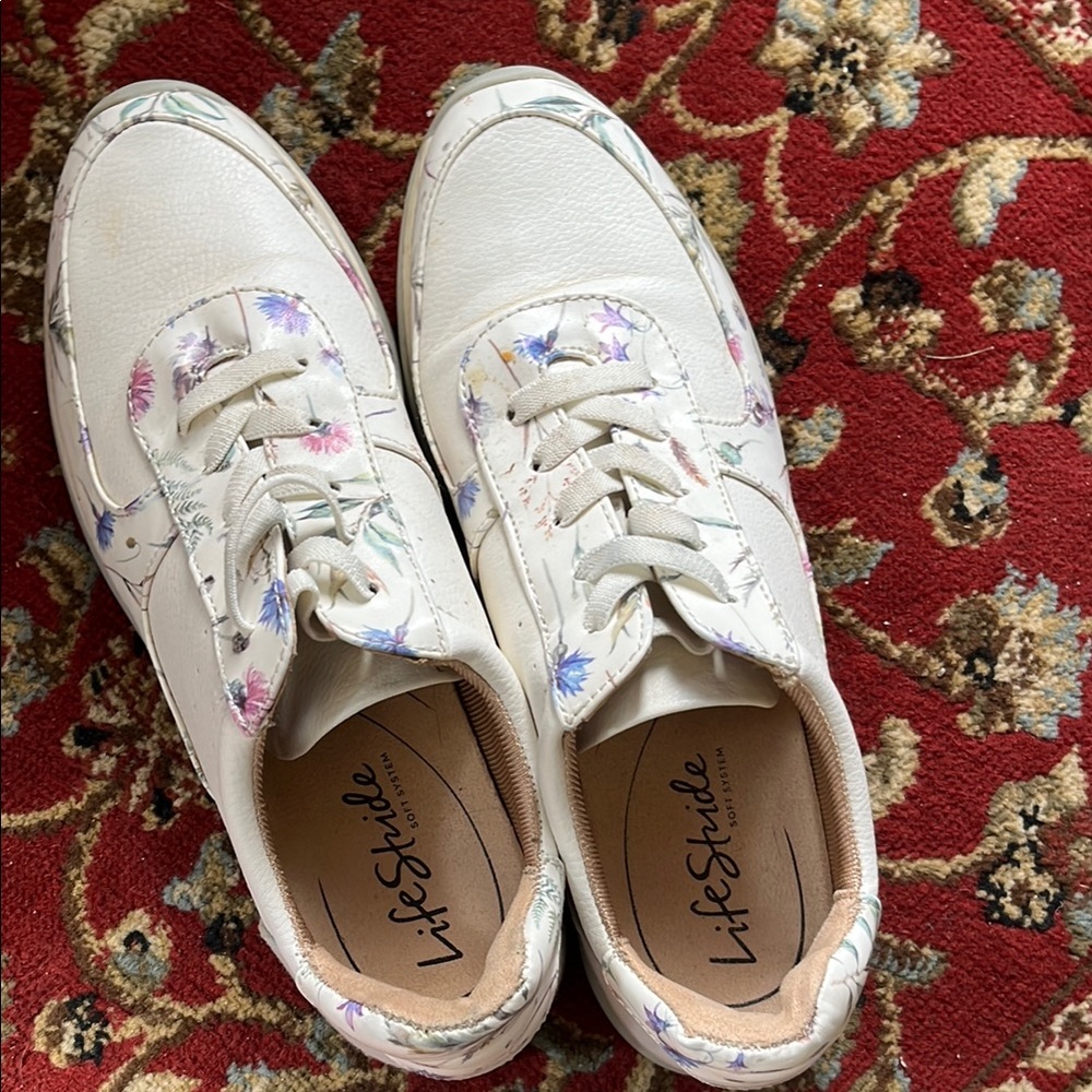 Life stride like new sneakers with floral pattern size 9.5 white
